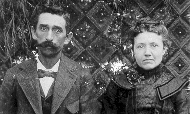 williehawkinswithwife.jpg (42061 bytes)